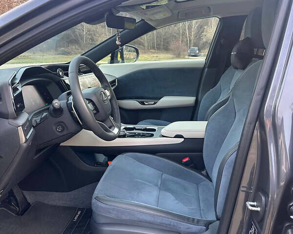 Серый Лексус RZ, объемом двигателя 0 л и пробегом 7 тыс. км за 54850 $, фото 18 на Automoto.ua