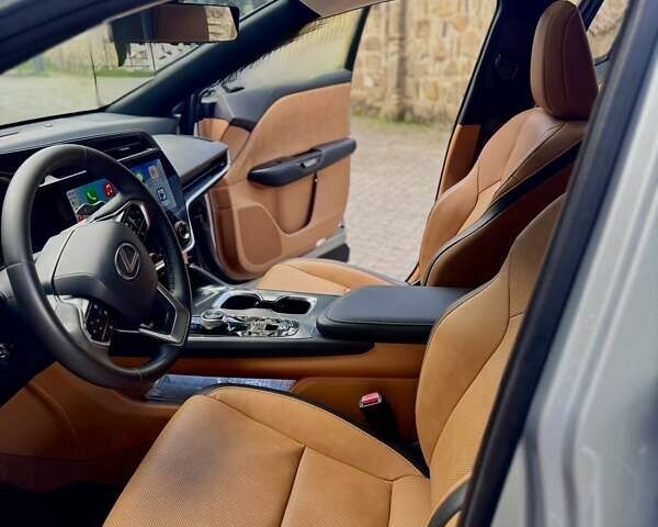 Серый Лексус RZ, объемом двигателя 0 л и пробегом 15 тыс. км за 55000 $, фото 9 на Automoto.ua
