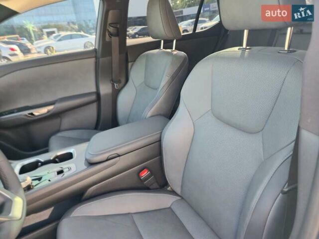 Сірий Лексус RZ, об'ємом двигуна 0 л та пробігом 17 тис. км за 39900 $, фото 14 на Automoto.ua