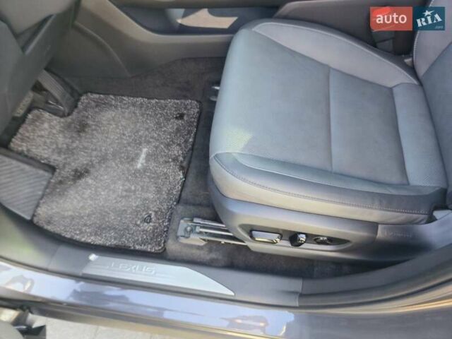 Сірий Лексус RZ, об'ємом двигуна 0 л та пробігом 17 тис. км за 39900 $, фото 1 на Automoto.ua