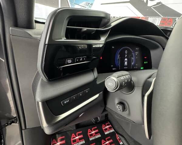 Серый Лексус RZ, объемом двигателя 0 л и пробегом 6 тыс. км за 43500 $, фото 17 на Automoto.ua
