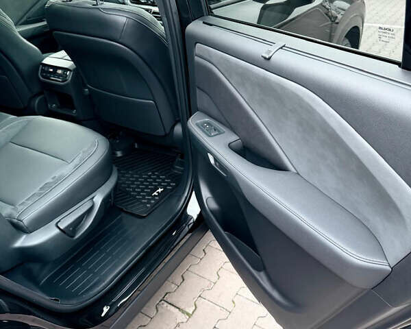 Чорний Лексус TX, об'ємом двигуна 2.39 л та пробігом 3 тис. км за 93000 $, фото 28 на Automoto.ua