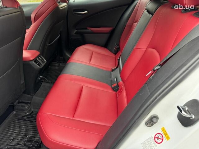 Белый Лексус UX, объемом двигателя 2 л и пробегом 28 тыс. км за 27990 $, фото 36 на Automoto.ua