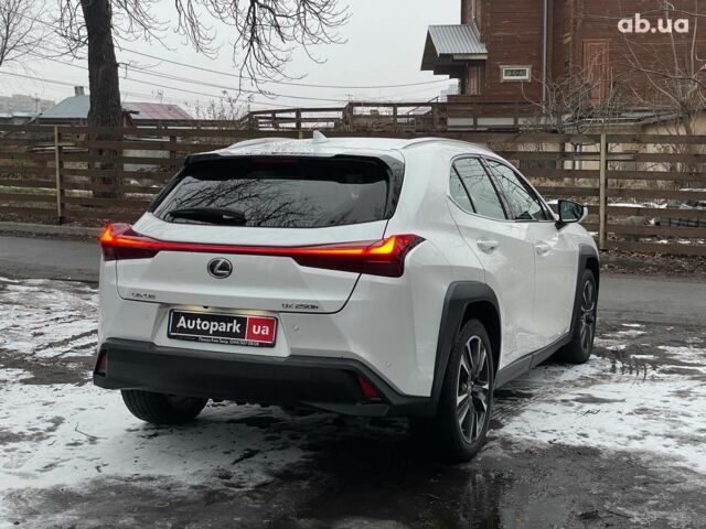 Белый Лексус UX, объемом двигателя 2 л и пробегом 66 тыс. км за 27990 $, фото 6 на Automoto.ua