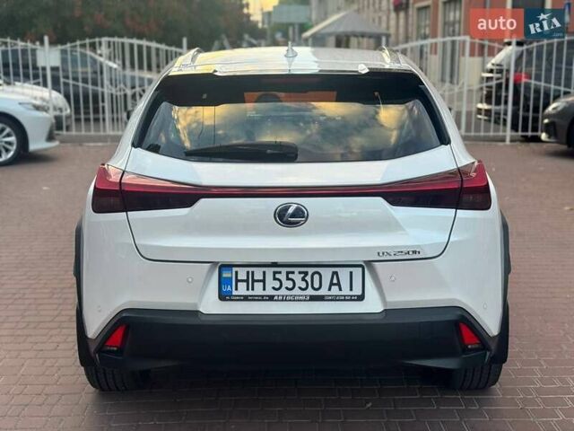 Білий Лексус UX, об'ємом двигуна 2 л та пробігом 45 тис. км за 28000 $, фото 1 на Automoto.ua
