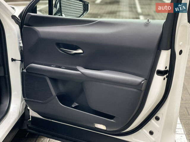 Белый Лексус UX, объемом двигателя 1.99 л и пробегом 46 тыс. км за 35500 $, фото 36 на Automoto.ua