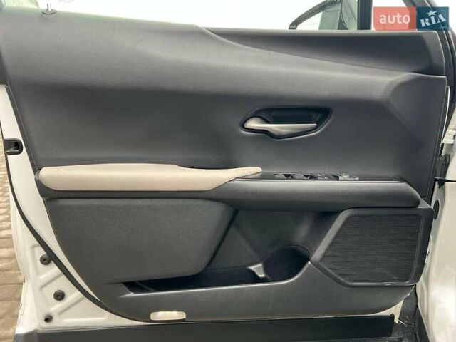 Белый Лексус UX, объемом двигателя 2 л и пробегом 86 тыс. км за 23390 $, фото 14 на Automoto.ua