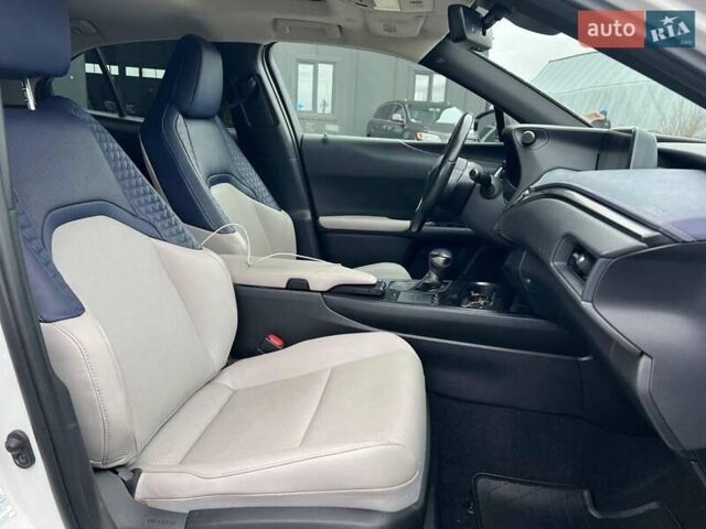 Белый Лексус UX, объемом двигателя 2 л и пробегом 86 тыс. км за 23390 $, фото 47 на Automoto.ua