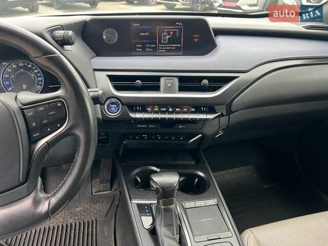 Белый Лексус UX, объемом двигателя 2 л и пробегом 86 тыс. км за 23390 $, фото 28 на Automoto.ua