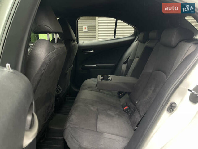 Белый Лексус UX, объемом двигателя 1.99 л и пробегом 46 тыс. км за 35500 $, фото 33 на Automoto.ua