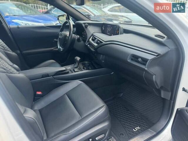 Білий Лексус UX, об'ємом двигуна 2 л та пробігом 45 тис. км за 28000 $, фото 20 на Automoto.ua