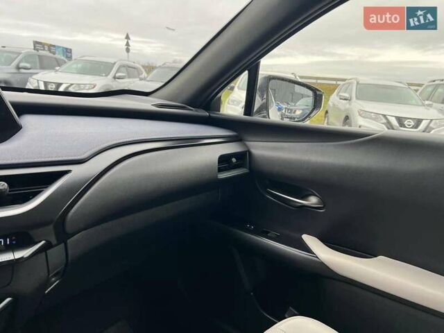 Белый Лексус UX, объемом двигателя 2 л и пробегом 86 тыс. км за 23390 $, фото 39 на Automoto.ua