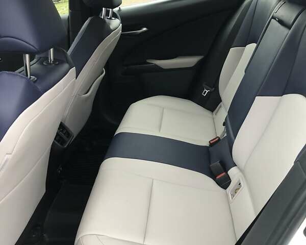 Белый Лексус UX, объемом двигателя 1.99 л и пробегом 79 тыс. км за 25500 $, фото 34 на Automoto.ua