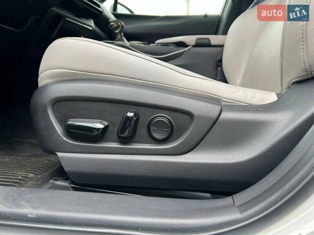 Белый Лексус UX, объемом двигателя 2 л и пробегом 86 тыс. км за 23390 $, фото 18 на Automoto.ua