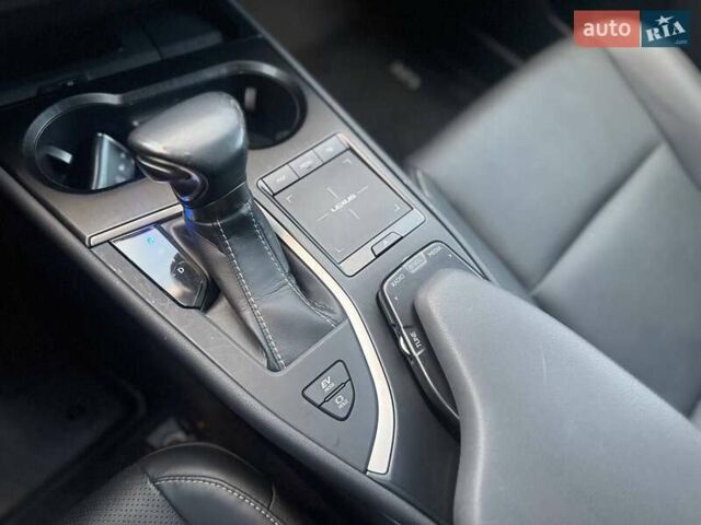 Білий Лексус UX, об'ємом двигуна 2 л та пробігом 45 тис. км за 28000 $, фото 23 на Automoto.ua