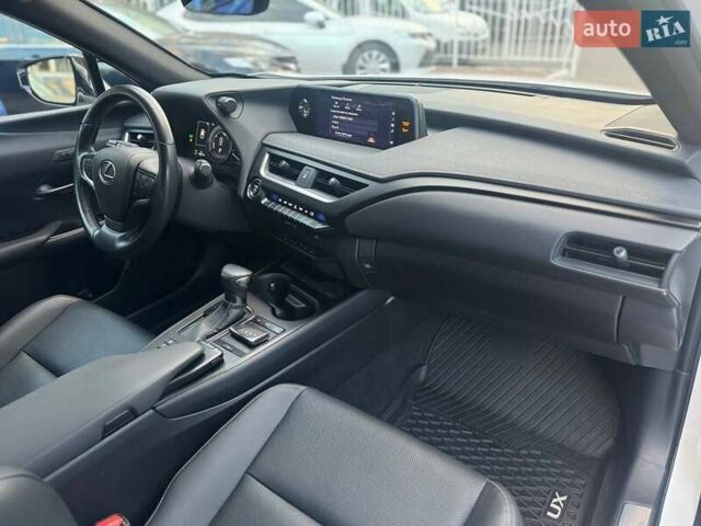 Білий Лексус UX, об'ємом двигуна 2 л та пробігом 45 тис. км за 28000 $, фото 30 на Automoto.ua