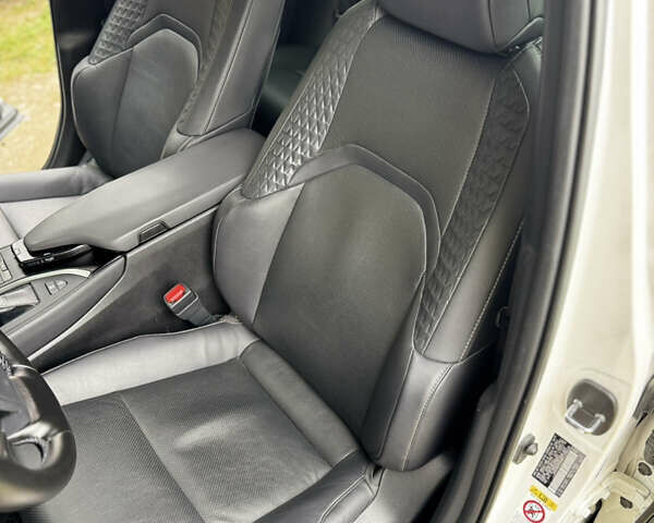 Лексус UX 2019 у Тернополі на Automoto.ua Білий Лексус UX, об'ємом двигуна 2 л та пробігом 61 тис. км за 33099 $, фото 18 на Automoto.ua