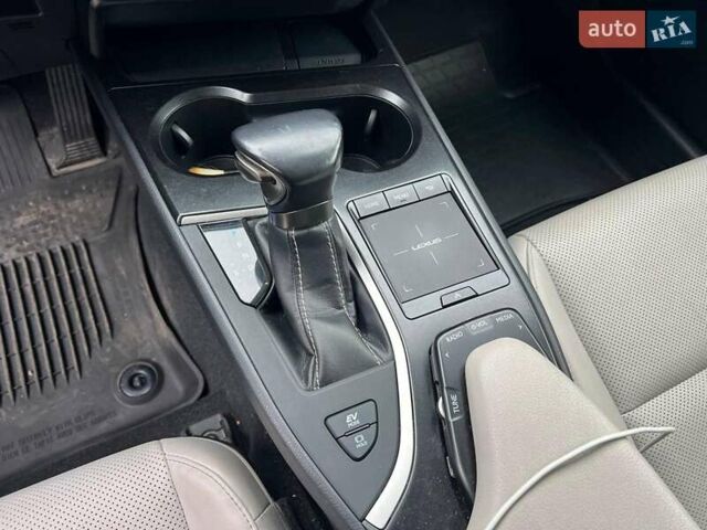 Белый Лексус UX, объемом двигателя 2 л и пробегом 86 тыс. км за 23390 $, фото 33 на Automoto.ua