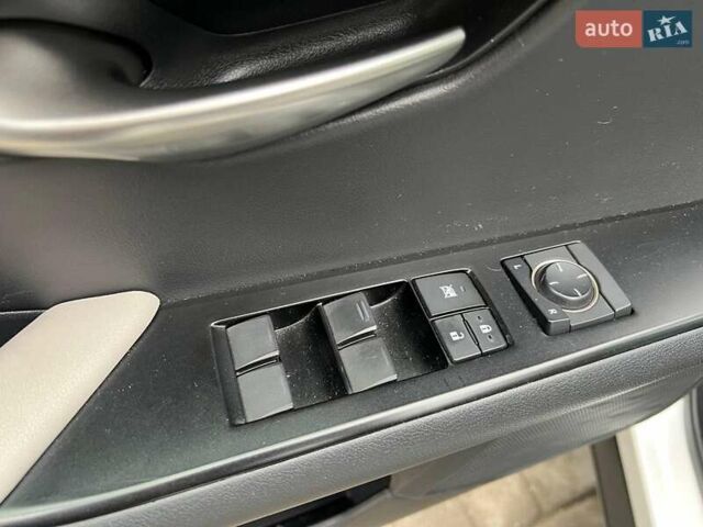 Белый Лексус UX, объемом двигателя 2 л и пробегом 86 тыс. км за 23390 $, фото 15 на Automoto.ua