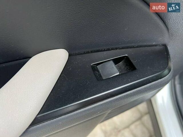 Белый Лексус UX, объемом двигателя 2 л и пробегом 86 тыс. км за 23390 $, фото 40 на Automoto.ua