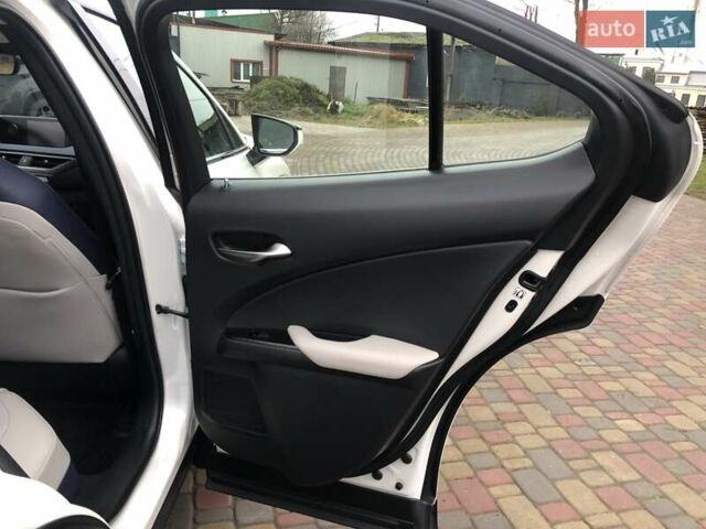 Белый Лексус UX, объемом двигателя 1.99 л и пробегом 79 тыс. км за 25500 $, фото 39 на Automoto.ua