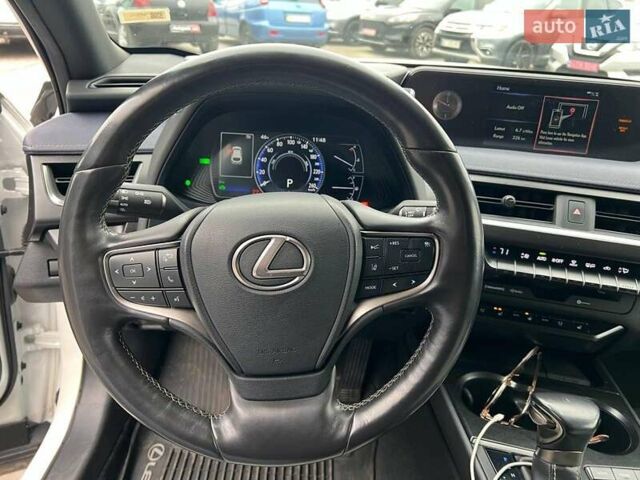 Белый Лексус UX, объемом двигателя 2 л и пробегом 86 тыс. км за 23390 $, фото 23 на Automoto.ua
