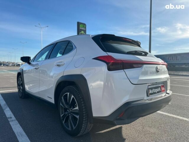 Белый Лексус UX, объемом двигателя 2 л и пробегом 74 тыс. км за 26490 $, фото 3 на Automoto.ua