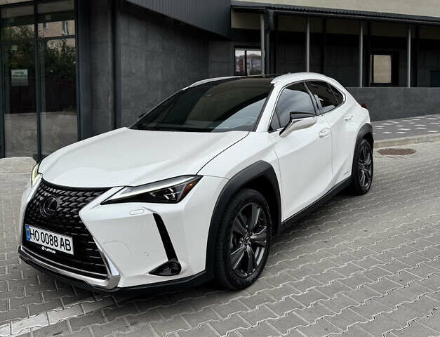 Белый Лексус UX, объемом двигателя 1.99 л и пробегом 61 тыс. км за 31800 $, фото 1 на Automoto.ua