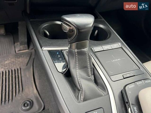 Белый Лексус UX, объемом двигателя 2 л и пробегом 86 тыс. км за 23390 $, фото 34 на Automoto.ua