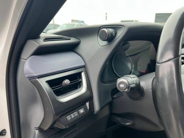 Белый Лексус UX, объемом двигателя 2 л и пробегом 86 тыс. км за 23390 $, фото 19 на Automoto.ua