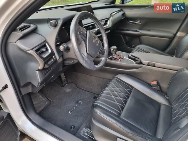 Білий Лексус UX, об'ємом двигуна 1.99 л та пробігом 49 тис. км за 28500 $, фото 11 на Automoto.ua