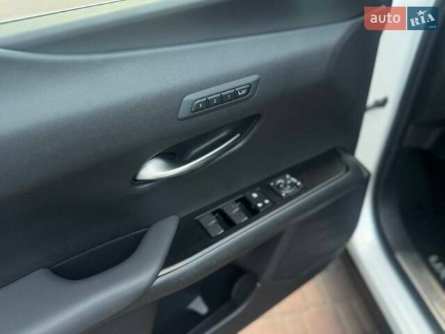 Білий Лексус UX, об'ємом двигуна 2 л та пробігом 45 тис. км за 28000 $, фото 16 на Automoto.ua