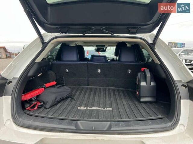 Белый Лексус UX, объемом двигателя 2 л и пробегом 86 тыс. км за 23390 $, фото 44 на Automoto.ua