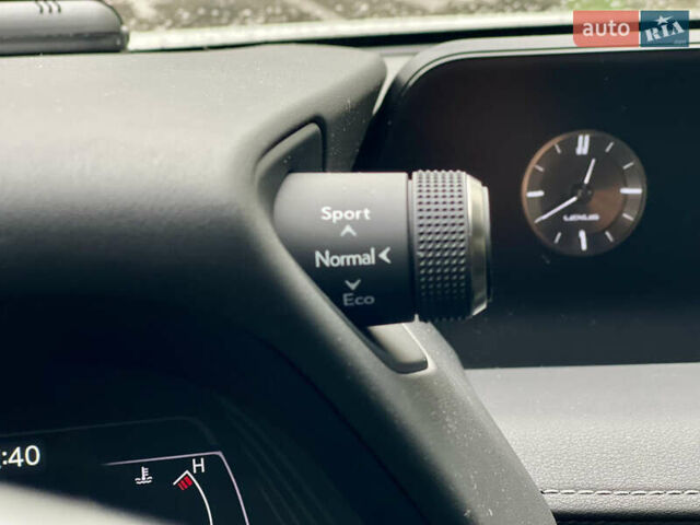 Белый Лексус UX, объемом двигателя 1.99 л и пробегом 46 тыс. км за 35500 $, фото 31 на Automoto.ua