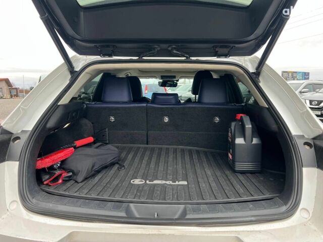 Белый Лексус UX, объемом двигателя 2 л и пробегом 86 тыс. км за 23390 $, фото 44 на Automoto.ua