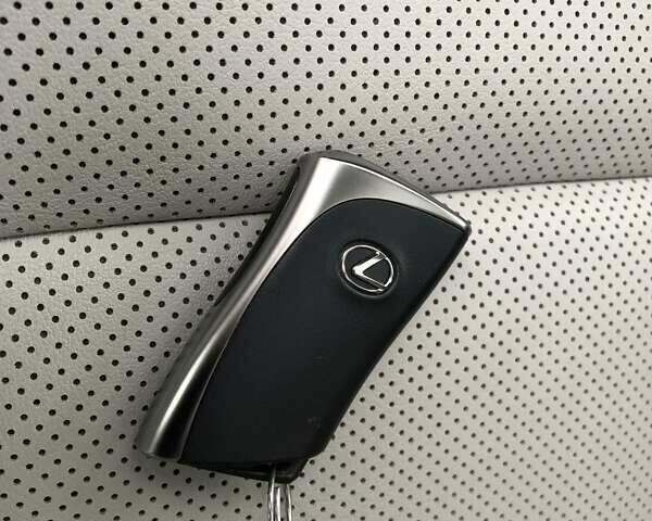 Белый Лексус UX, объемом двигателя 1.99 л и пробегом 79 тыс. км за 25500 $, фото 65 на Automoto.ua