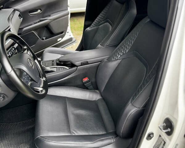 Лексус UX 2019 у Тернополі на Automoto.ua Білий Лексус UX, об'ємом двигуна 2 л та пробігом 61 тис. км за 33099 $, фото 19 на Automoto.ua