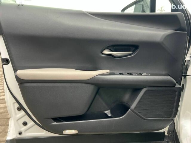 Белый Лексус UX, объемом двигателя 2 л и пробегом 86 тыс. км за 23390 $, фото 14 на Automoto.ua