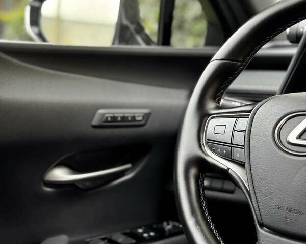 Белый Лексус UX, объемом двигателя 1.99 л и пробегом 61 тыс. км за 31800 $, фото 8 на Automoto.ua