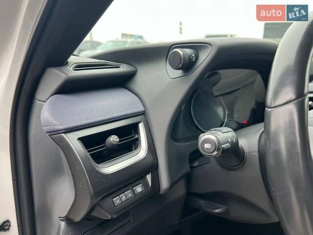 Белый Лексус UX, объемом двигателя 2 л и пробегом 86 тыс. км за 23390 $, фото 19 на Automoto.ua