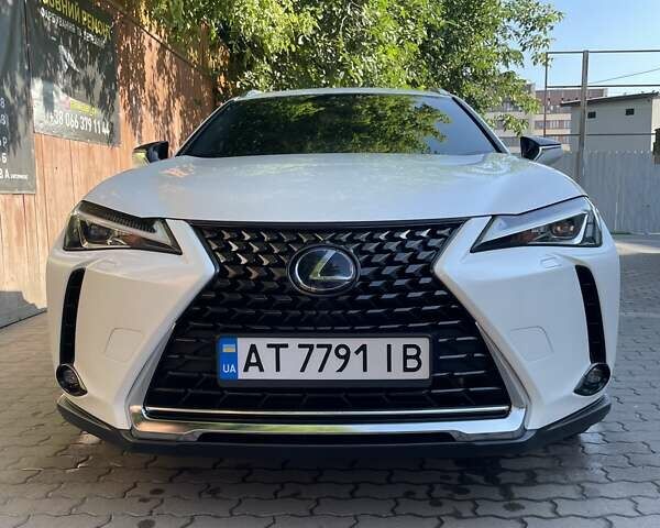 Білий Лексус UX, об'ємом двигуна 1.99 л та пробігом 213 тис. км за 27000 $, фото 3 на Automoto.ua