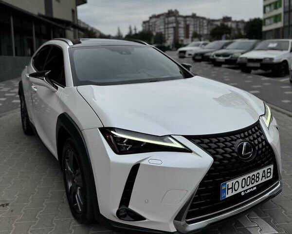 Белый Лексус UX, объемом двигателя 1.99 л и пробегом 61 тыс. км за 31800 $, фото 2 на Automoto.ua