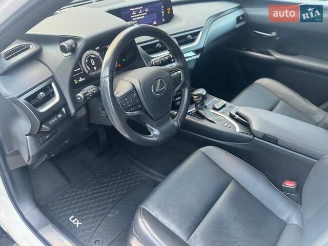 Білий Лексус UX, об'ємом двигуна 2 л та пробігом 45 тис. км за 28000 $, фото 26 на Automoto.ua