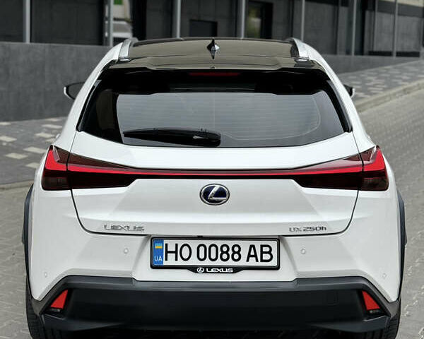 Белый Лексус UX, объемом двигателя 1.99 л и пробегом 61 тыс. км за 31800 $, фото 4 на Automoto.ua
