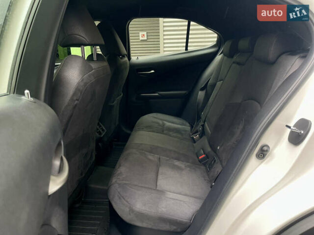 Белый Лексус UX, объемом двигателя 1.99 л и пробегом 46 тыс. км за 35500 $, фото 32 на Automoto.ua