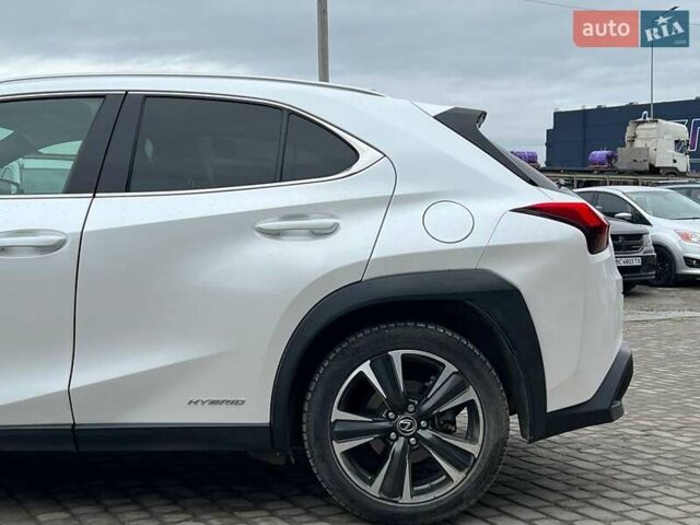 Белый Лексус UX, объемом двигателя 2 л и пробегом 86 тыс. км за 23390 $, фото 3 на Automoto.ua