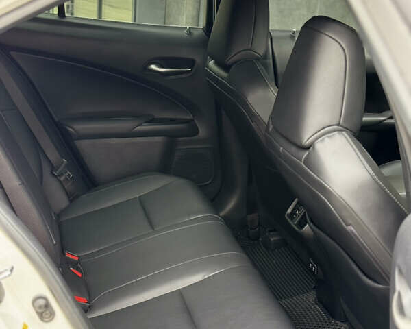 Белый Лексус UX, объемом двигателя 1.99 л и пробегом 61 тыс. км за 31800 $, фото 17 на Automoto.ua