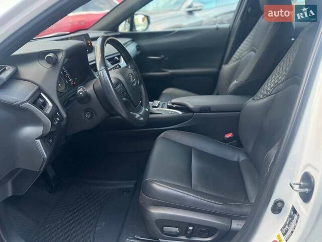 Білий Лексус UX, об'ємом двигуна 2 л та пробігом 45 тис. км за 28000 $, фото 14 на Automoto.ua
