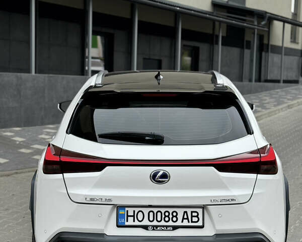 Белый Лексус UX, объемом двигателя 1.99 л и пробегом 61 тыс. км за 33000 $, фото 4 на Automoto.ua