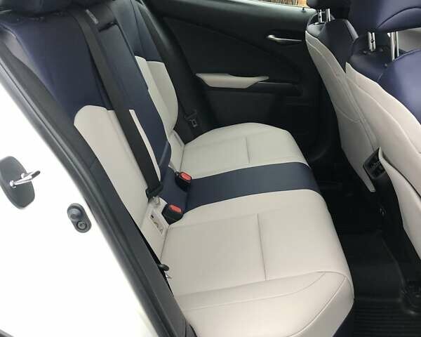 Белый Лексус UX, объемом двигателя 1.99 л и пробегом 79 тыс. км за 25500 $, фото 40 на Automoto.ua